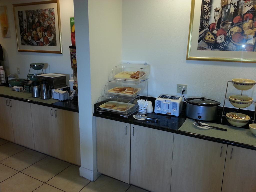 Quality Inn & Suites Vacaville Bagian luar foto