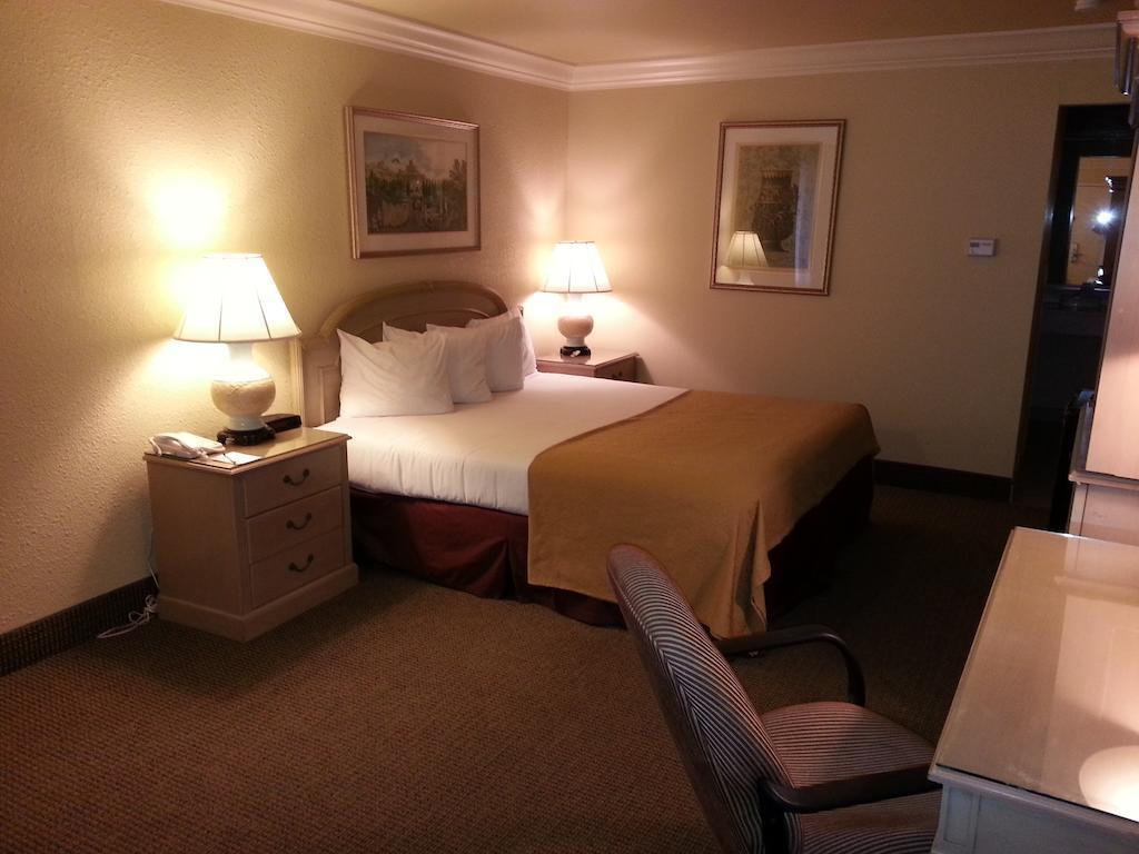 Quality Inn & Suites Vacaville Bagian luar foto