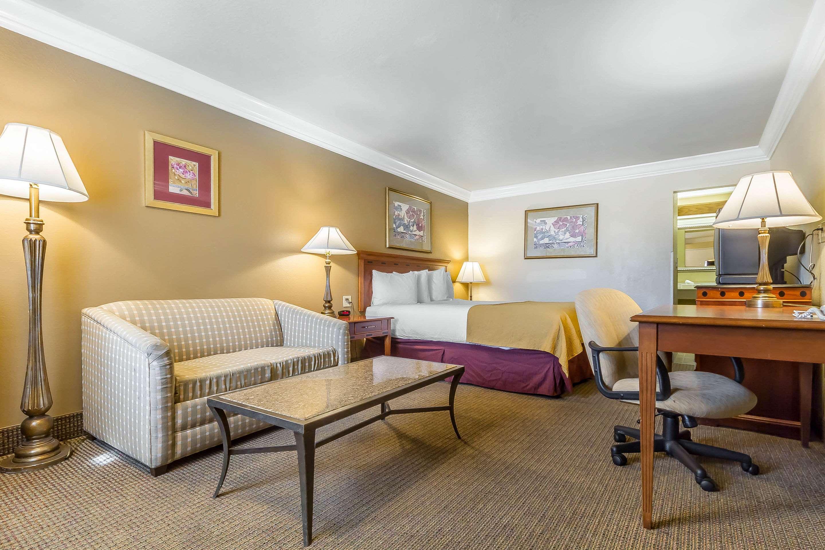 Quality Inn & Suites Vacaville Bagian luar foto